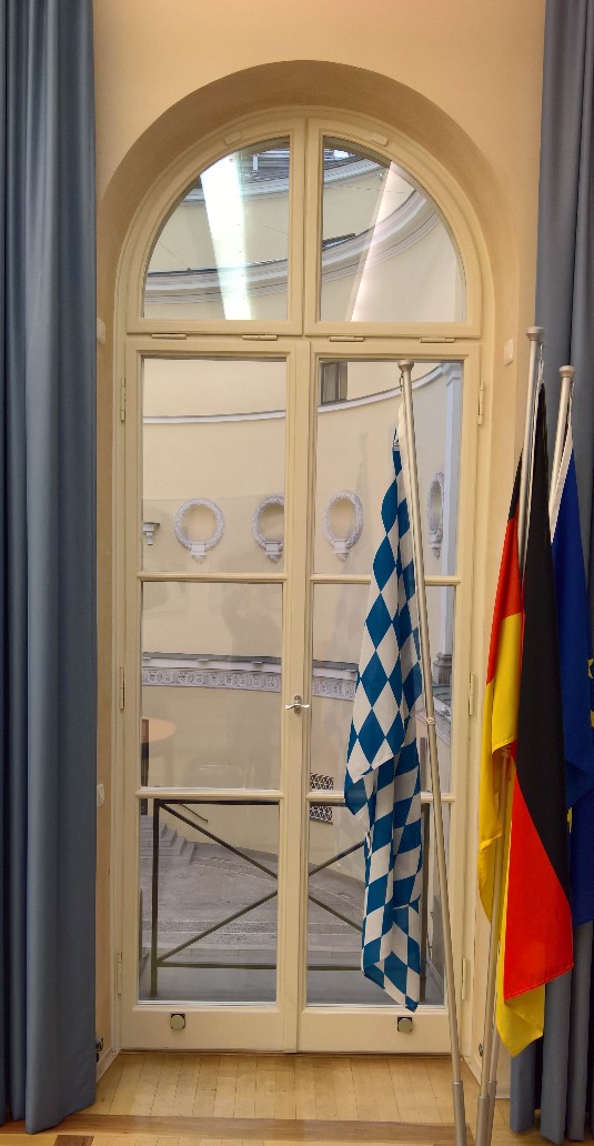 Fenster mit integrierten Antipanikbeschlägen Fenster mit integrierten Antipanikbeschlägen